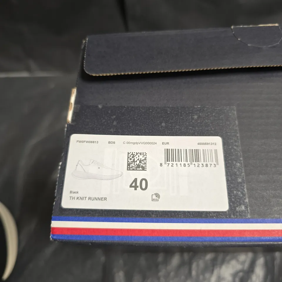 BOXED PAIR OF TOMMY HILFIGER TH KNIT RUNNER SNEAKERS – BLACK, SIZE UK 6.5