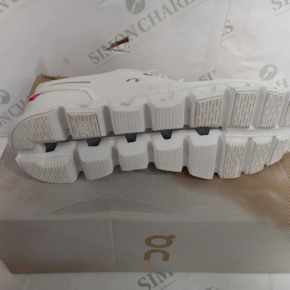 BOXED PAIR OF CLOUD 5 RUNNING SHOES IN WHITE - UK SIZE 9
