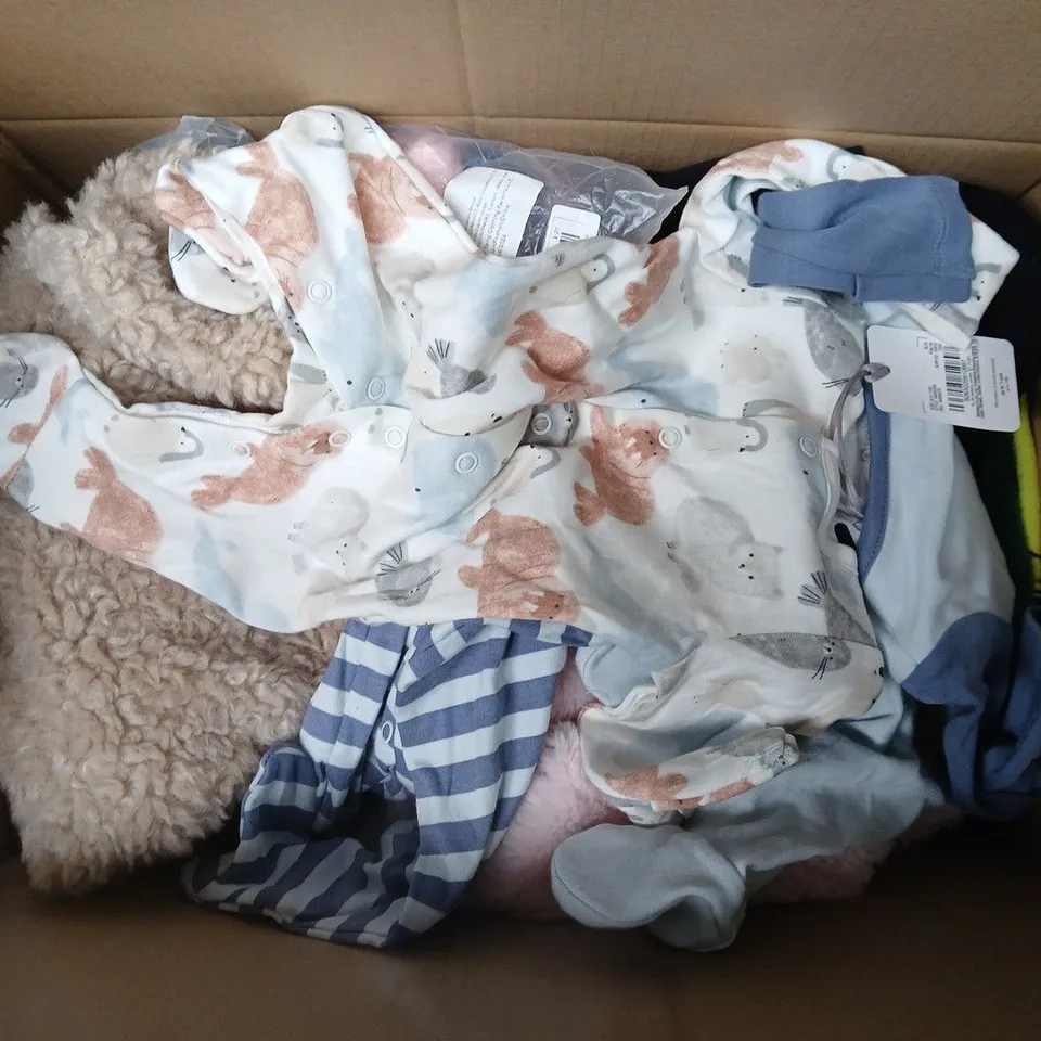 APPROXIMATELY 30 ASSORTED KIDS CLOTHING ITEMS IN VARIOUS STYLES, SIZES & COLOURS TO INCLUDE PYJAMAS, ONESIE, T-SHIRT, ETC