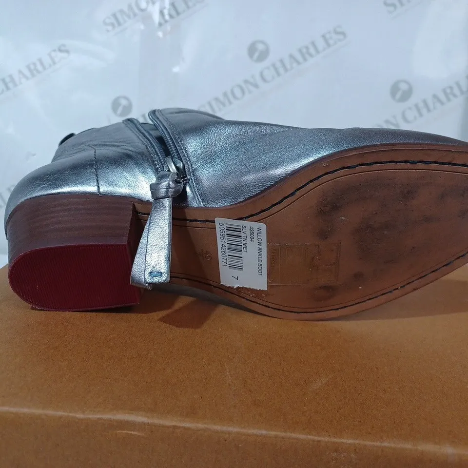 BOXED GREY CHELSEA BOTS SIZE 7