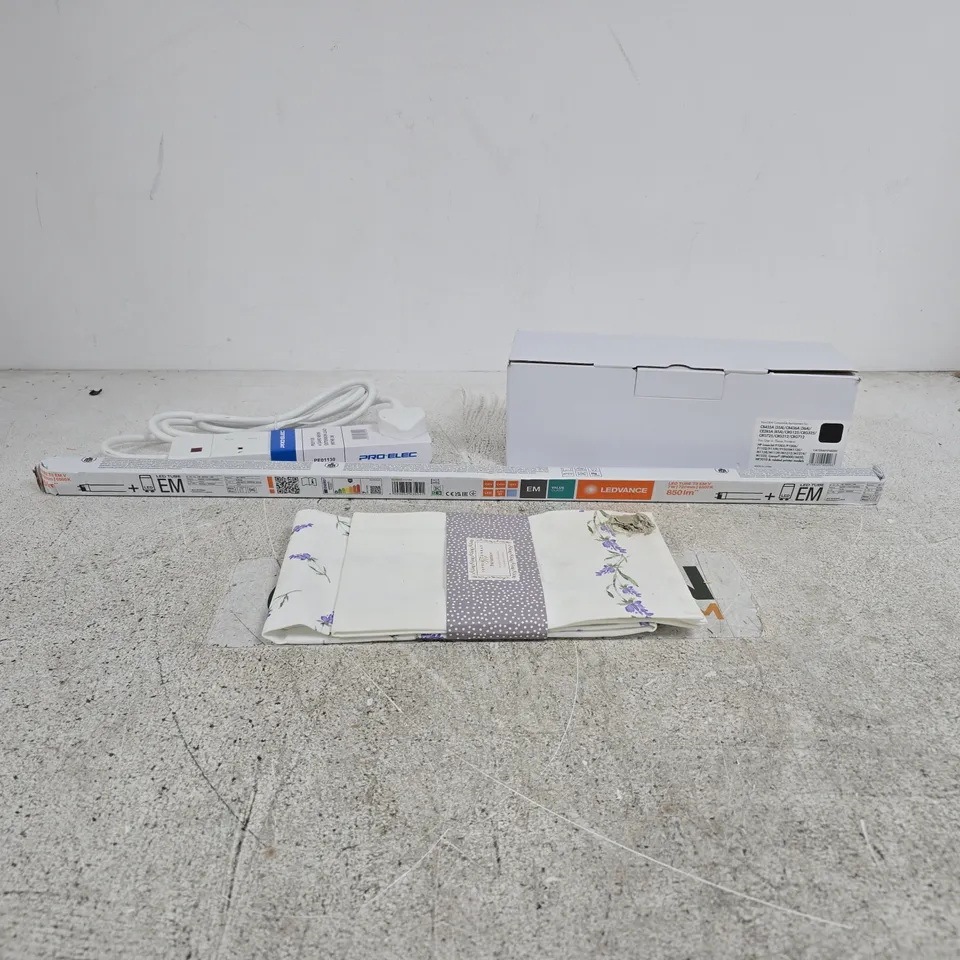 BOX OF APPROXIMATELY 20 ASSORTED HOUSEHOLD ITEMS TO INCLUDE EXTENSION PLUG, SOPHIE CONRAN TEA TOWELS, LEDVANCE LED TUBE LIGHT, PRINTER TONER CARTRIDGE ETC