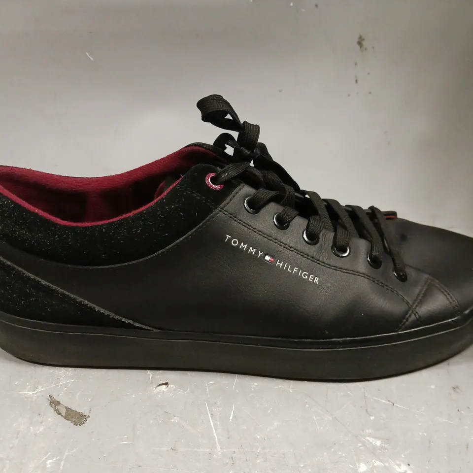 TOMMY HILFIGER HI VULC CLEAT LOW TOP - SIZE 45 