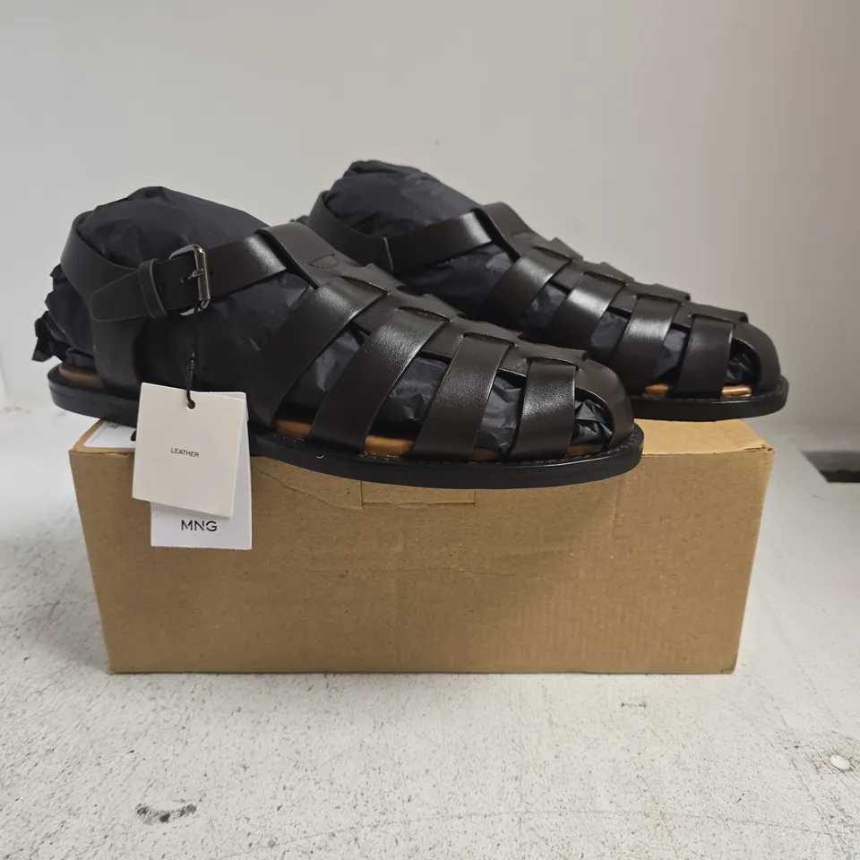 BOXED PAIR OF MANGO MEN'S FLAT SANDALS IN DARK BROWN SIZE UK 11