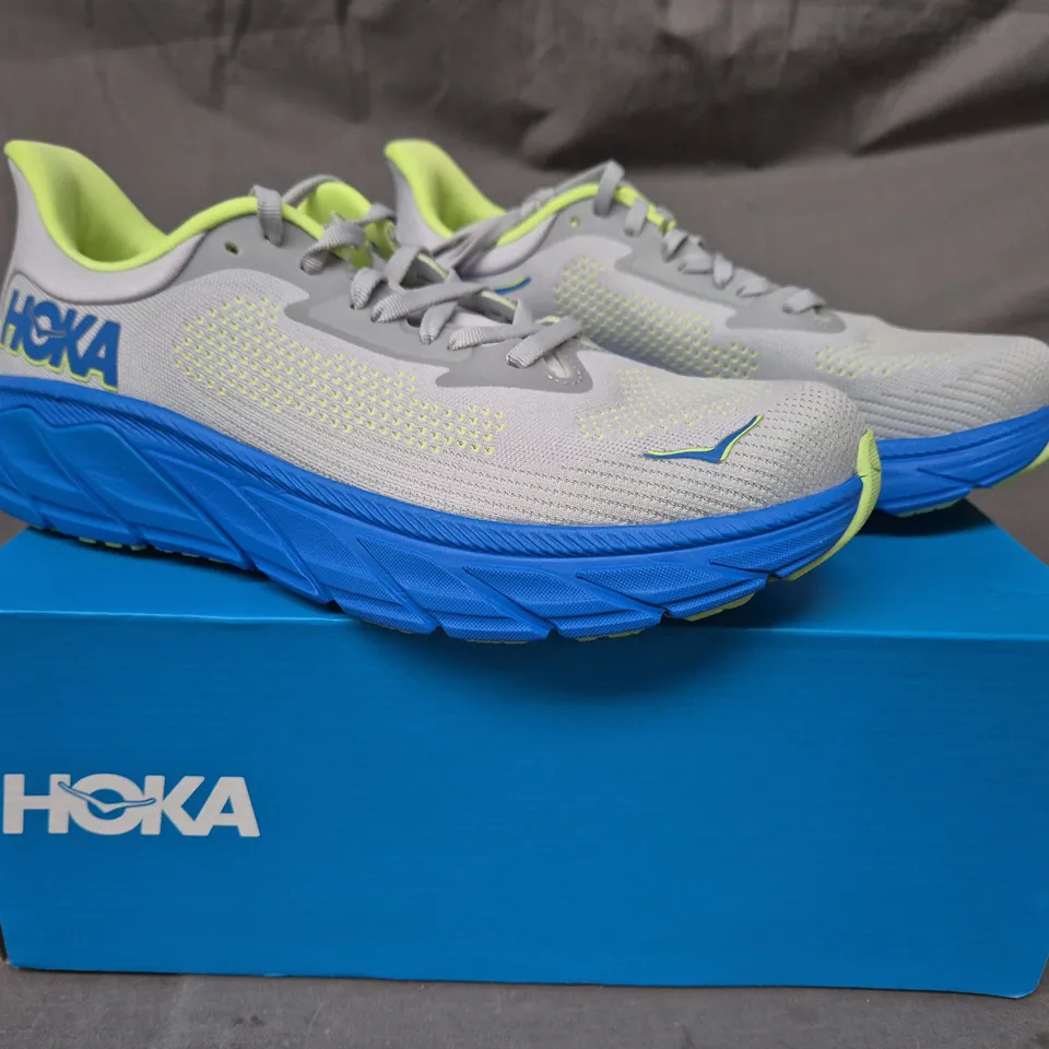 BOXED PAIR OF HOKA MEN'S ARAHI 7 TRAINERS IN GREY/BLUE/LIME UK SIZE 8