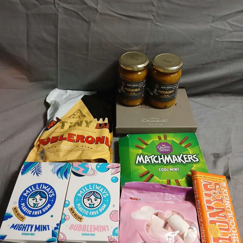 APPROXIMATELY 10 ASSORTED FOOD ITEMS TO INCLUDE PICCALILLI, MATHMAKERS AND CHEWING GUM - COLLECTION ONLY