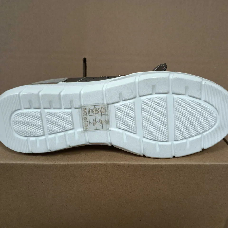 BOXED PAIR OF WOMEN'S METALLIC SILVER SNEAKERS WITH SIDE ZIP – UK 6