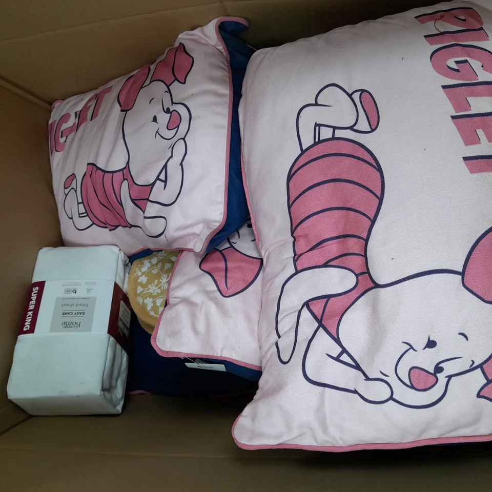 APPROXIMATELY 8 ASSORTED HOUSEHOLD ITEMS TO INCLUDE VARIOUS BEDDING IN VARIOUS SIZES AND STYLES