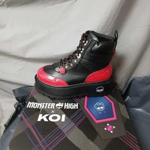 MONSTER HIGH X KOI GHOULIA YELPS GORE-GEOUS PLATFORM BOOTS UK 6 – BLACK