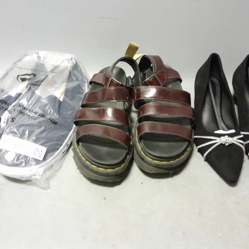 APPROXIMATELY 6 ASSORTED PAIRS OF SHOES AND FOOTWEAR ITEMS IN VARIOUS STYLES AND SIZES TO INCLUDE SLIP ONS, SANDALS, ETC