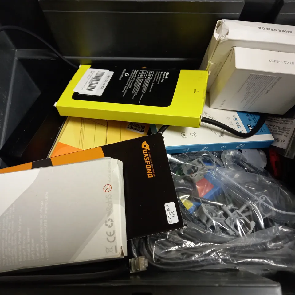 BOX OF APPROX 10 ITEMS TO INCLUDE ASSORTED POWER BANKS AND SCREEN PROTECTORS
