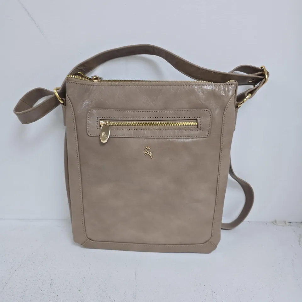 ASHWOOD LARGE CROSSBODY BAG WITH FRONT ZIP POCKET IN LIGHT BROWN