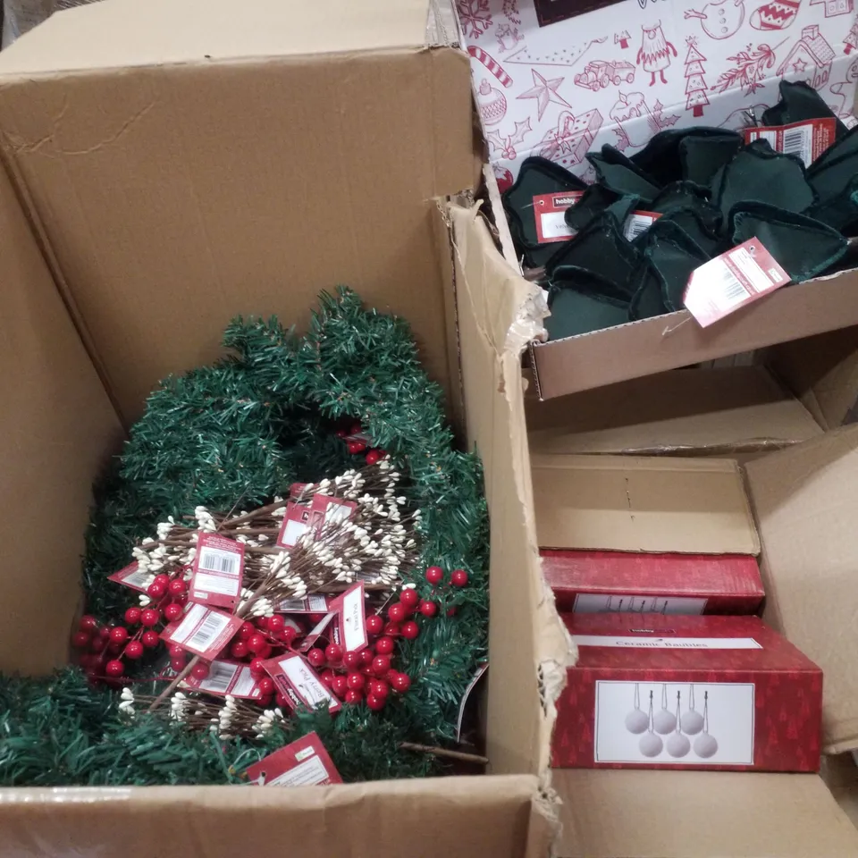 PALLET CONTAINING ASSORTED CHRISTMAS PRODUCTS & DECORATIONS INCLUDING CERAMIC BAUBLE SETS, FLOWER CLIPS, WREATHS & BERRY PICK DECORATIONS