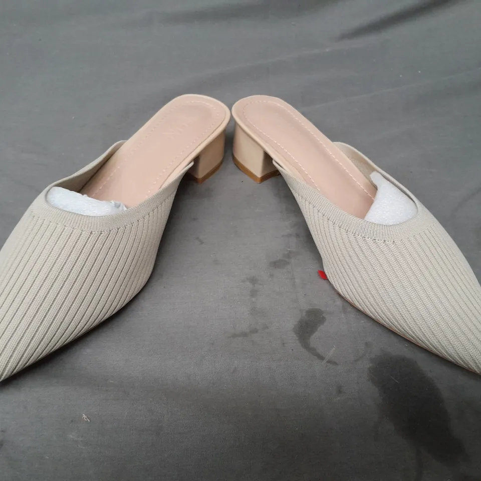 BOXED PAIR OF TIJN POINTED TOE LOW BLOCK HEEL SLIP-ON SHOES IN BEIGE SIZE 10