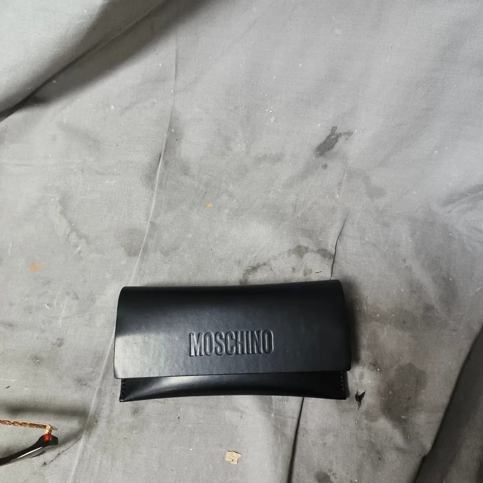 MOSCHINO SUNGLASSES – TORTOISESHELL FRAME WITH GOLD-TONE LOGO ARMS