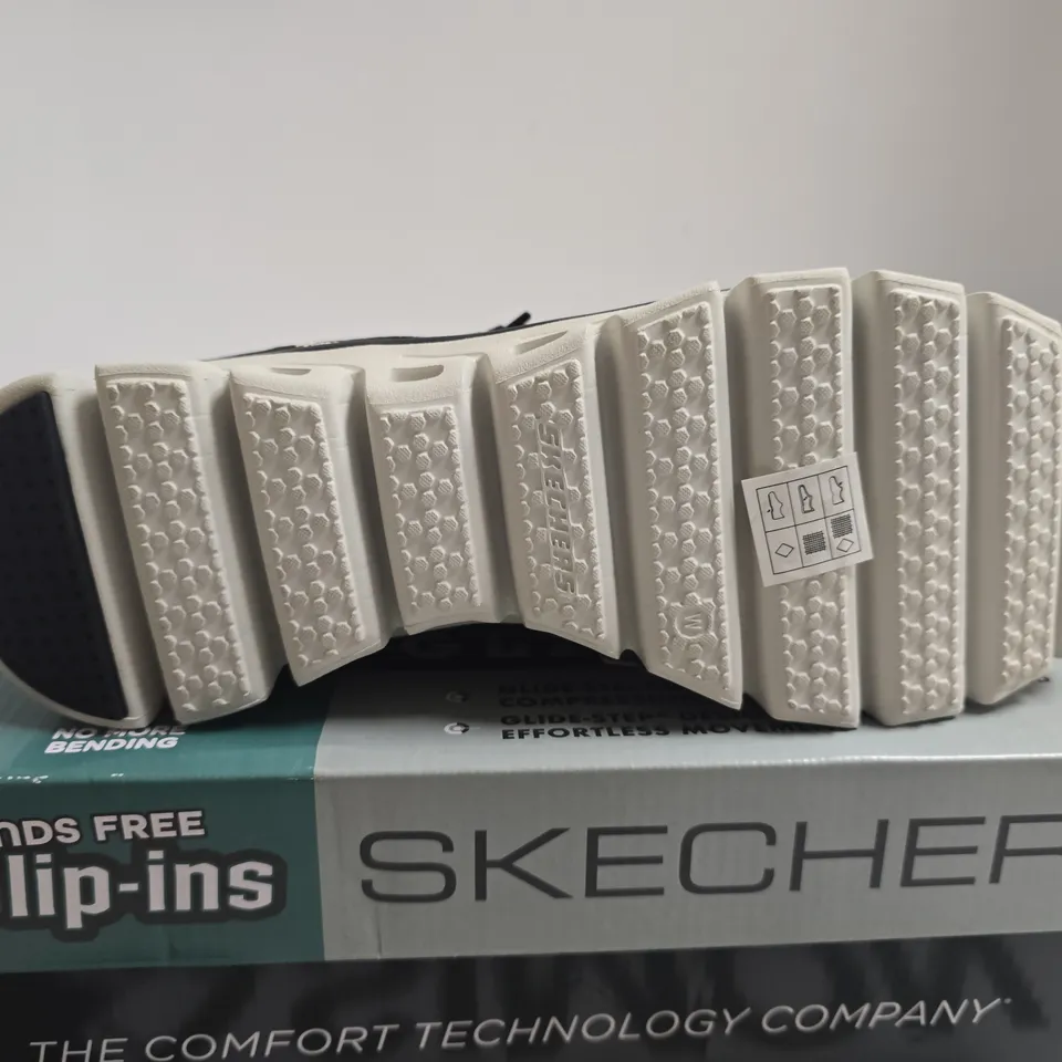 BOXED PAIR OF SKECHERS SLIP-INS BLACK QUILTED TRAINERS – UK SIZE 7