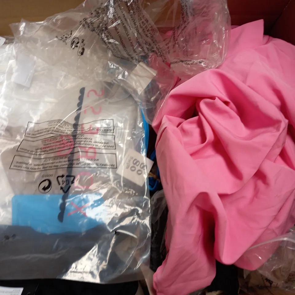 BOX OF APPROXIMATELY 25 ASSORTED CLOTHING ITEMS TO INCLUDE - T-SHIRT , LEGGINGS , BIKINI TOP ETC
