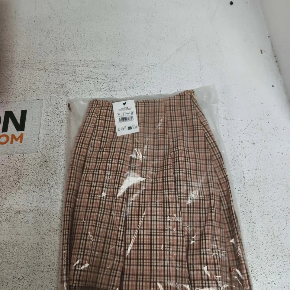 BOX OF APPROXIMATELY 15 ASSORTED CLOTHING ITEMS TO INCLUDE: LONG SLEEVE SHIRT XL