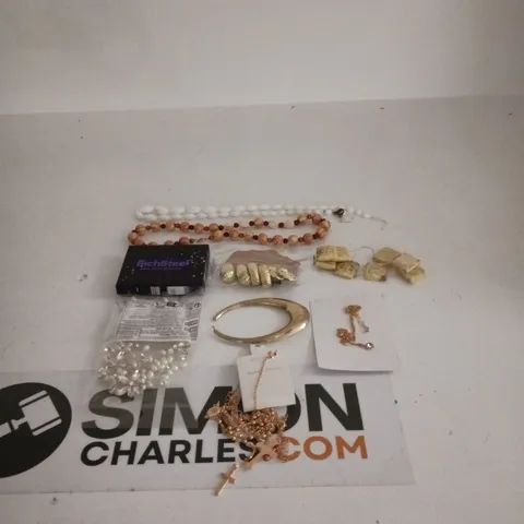 TOTE OF APPROXIMATELY 30 ASSORTED JEWELLERY ITEMS OF VARIOUS STYLES AND SIZES TO INCLUDE NECKLACES, BRACELETS ETC