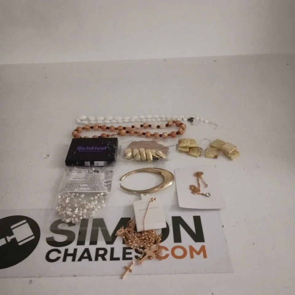 TOTE OF APPROXIMATELY 30 ASSORTED JEWELLERY ITEMS OF VARIOUS STYLES AND SIZES TO INCLUDE NECKLACES, BRACELETS ETC
