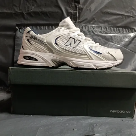 BOXED PAIR OF NEW BALANCE 530 TRAINERS IN WHITE/SILVER/NAVY SIZE UK 7.5