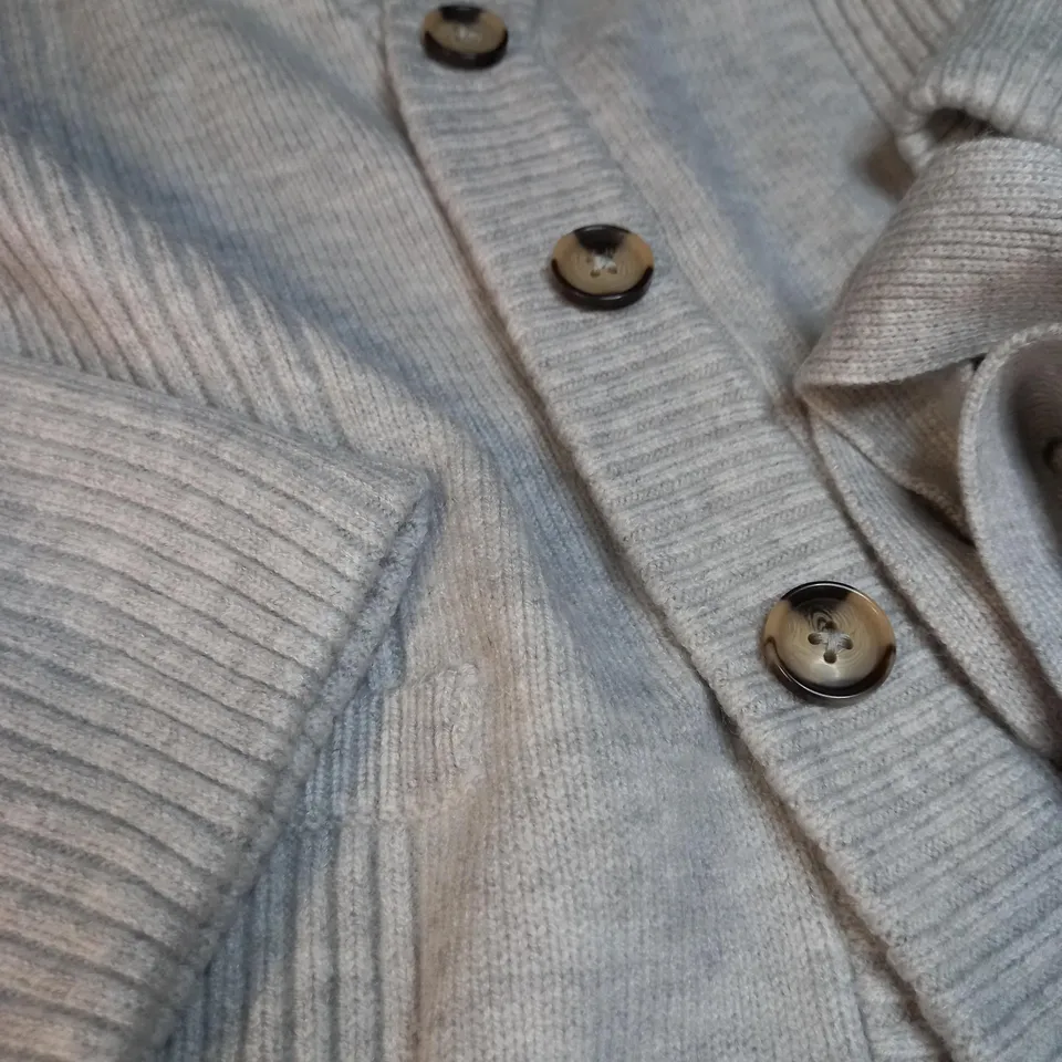 RIVER ISLAND LIGHT GREY BUTTON THROUGH KNITTED CARDIGAN - MEDIUM