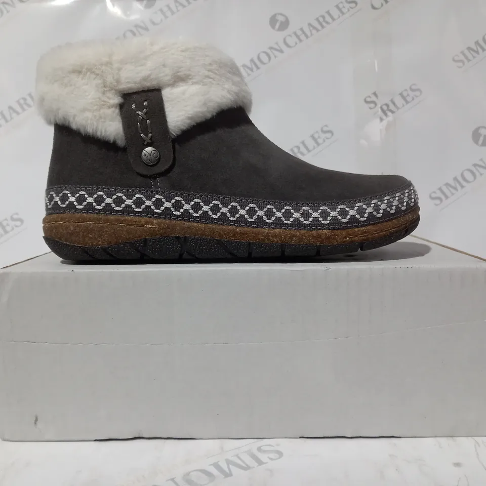 BOXED PAIR OF EARTH ORIGINS EMMALYN BOOTIES IN GREY UK SIZE 5