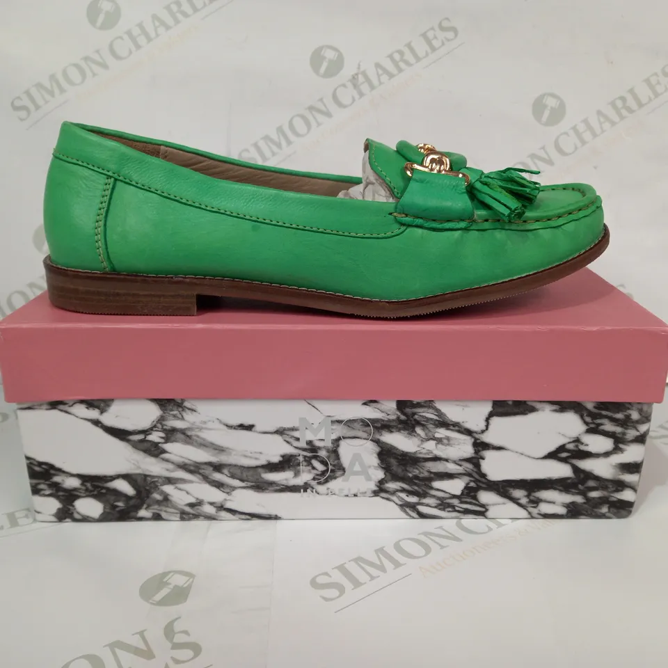 BOXED PAIR OF MODA IN PELLE FALCONCIE LEATHER SLIP-ON SHOES IN GREEN EU SIZE 40