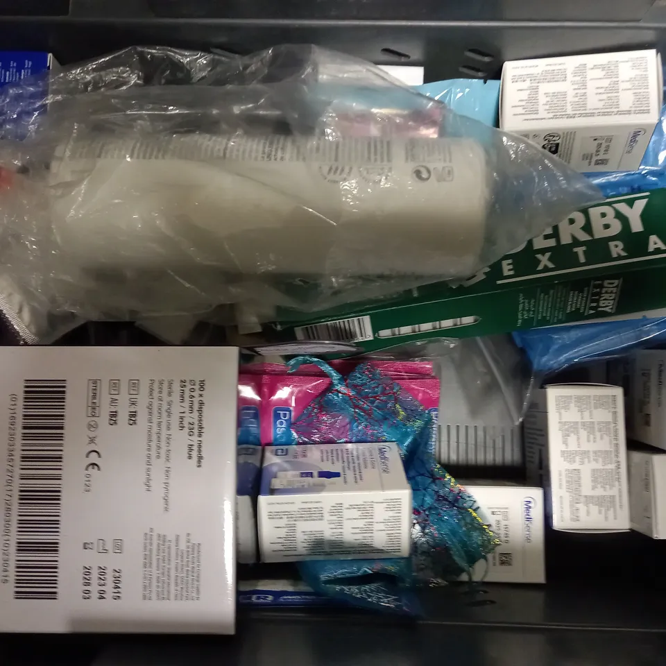 BOX OF APPROX 12 ASSORTED HEALTH AND BEAUTY ITEMS TO INCLUDE - TOTAL DOSE NEEDLES - VOSENE KIDS SHAMPOO - MANSCAPED CROP PRESERVER ETC