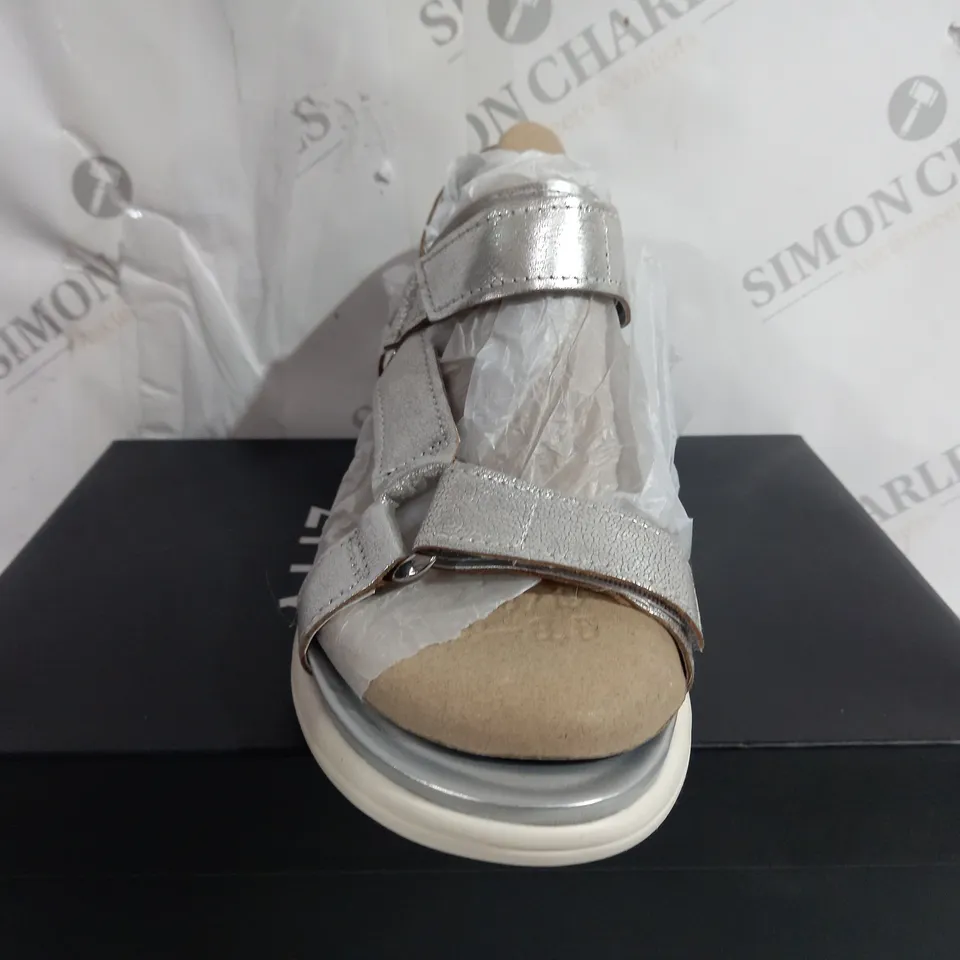 BOXED NATURALIZER HIGH PLATFORM OPEN TOE SANDALS - SIZE 6