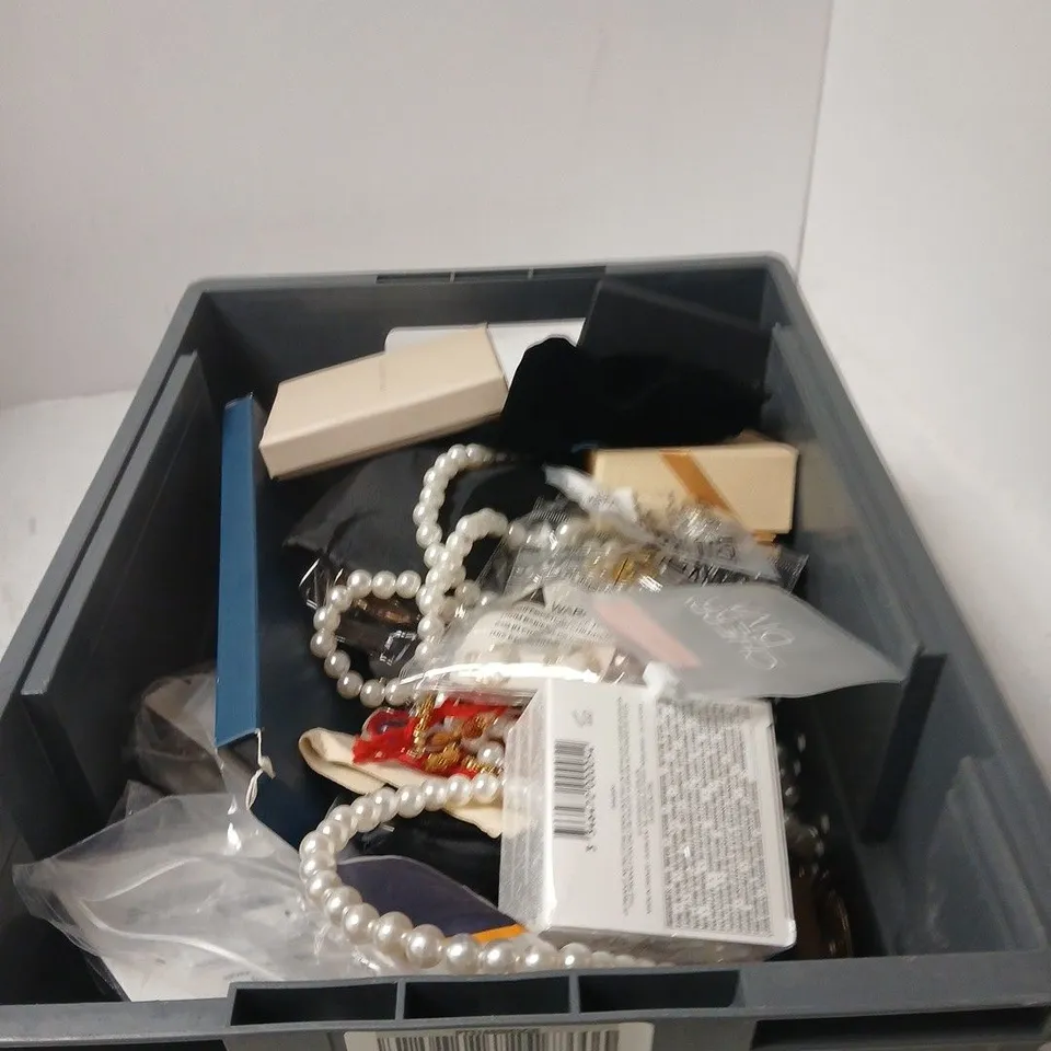 LARGE QUANTITY OF ASSORTED JEWELLERY INCLUDING COSTUME JEWLLERY, WATCHES AND BRACELETS