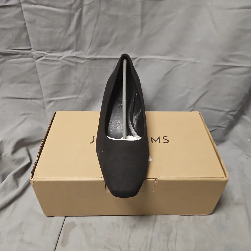 BOXED JD WILLIAMS VALENTINA WIDE FIT SOFT BLACK COURT SHOES – UK 5