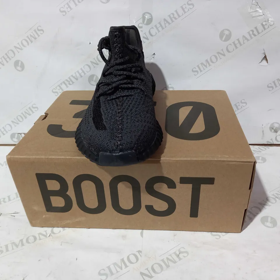 BOXED PAIR OF YEEZY BOOST 350 V2 SHOES IN GREY/BLACK UK SIZE 11