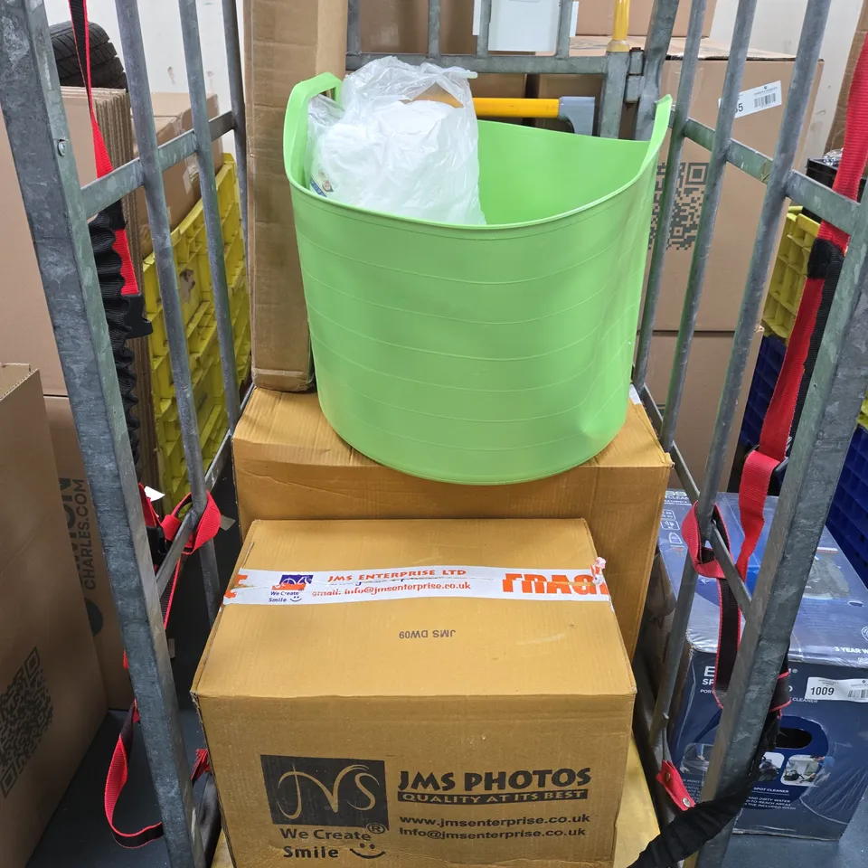 CAGE OF APPROXIMATELY 10 ASSORTED HOUSEHOLD ITEMS TO INCLUDE - LARGE GREEN TUB - LARGE CUSHION - CLOTHES LINE - COLLECTION ONLY