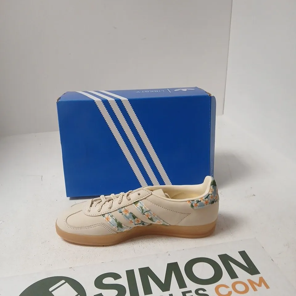 ADIDAS GAZELLE INDOOR W WOMEN'S TRAINERS – CREAM WITH FLORAL STRIPE (UK 6)