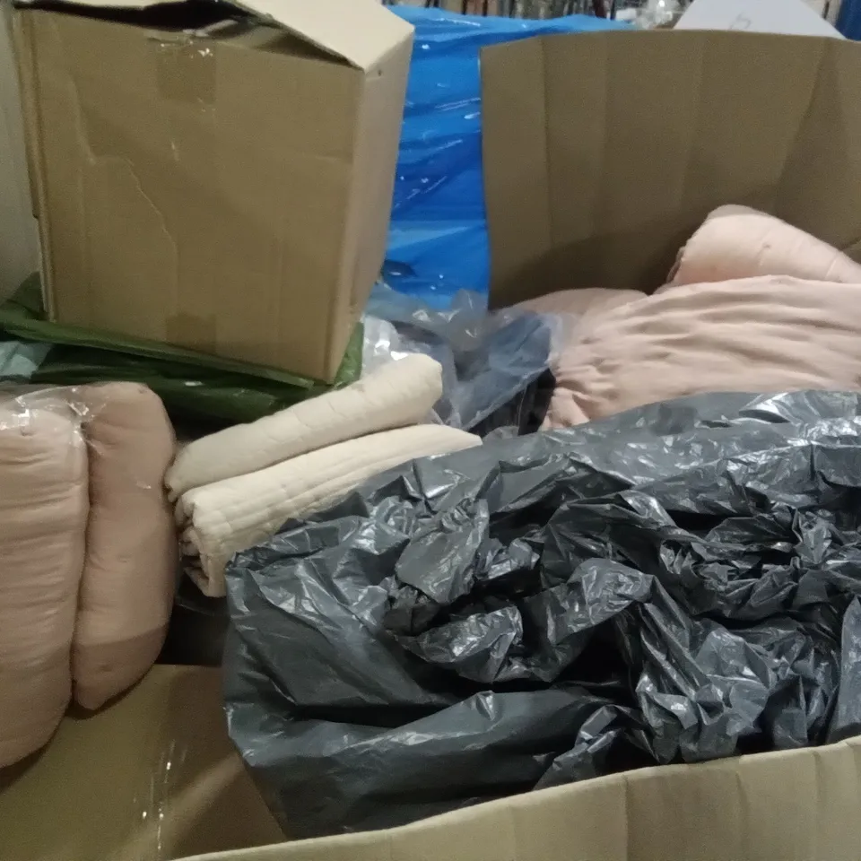 PALLET OF ASSORTED ITEMS INCLUDING PRIVACY SCREEN PROTECTOR, BLUE ROPE SWING, M-DESIGN WIRE BASKETS, PICNICK DECKLE, M-DESIGN CLEAR BINS