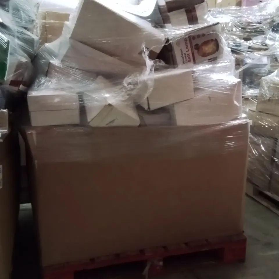 PALLET CONTAINING A VERY LARGE QUANTITY OF SALT LAMPS