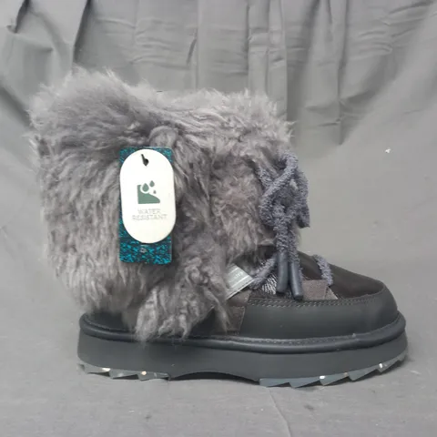 BOXED PAIR OF EMU AUSTRALIA WATER RESISTANT BOOTS IN CHARCOAL SIZE 5