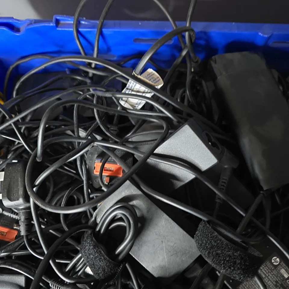 APPROXIMATELY 25 ASSORTED ITEMS TO INCLUDE - DVI CABLE , HP AC ADAPTER , ETHERNET CABLE - ETC - COLLECTION ONLY