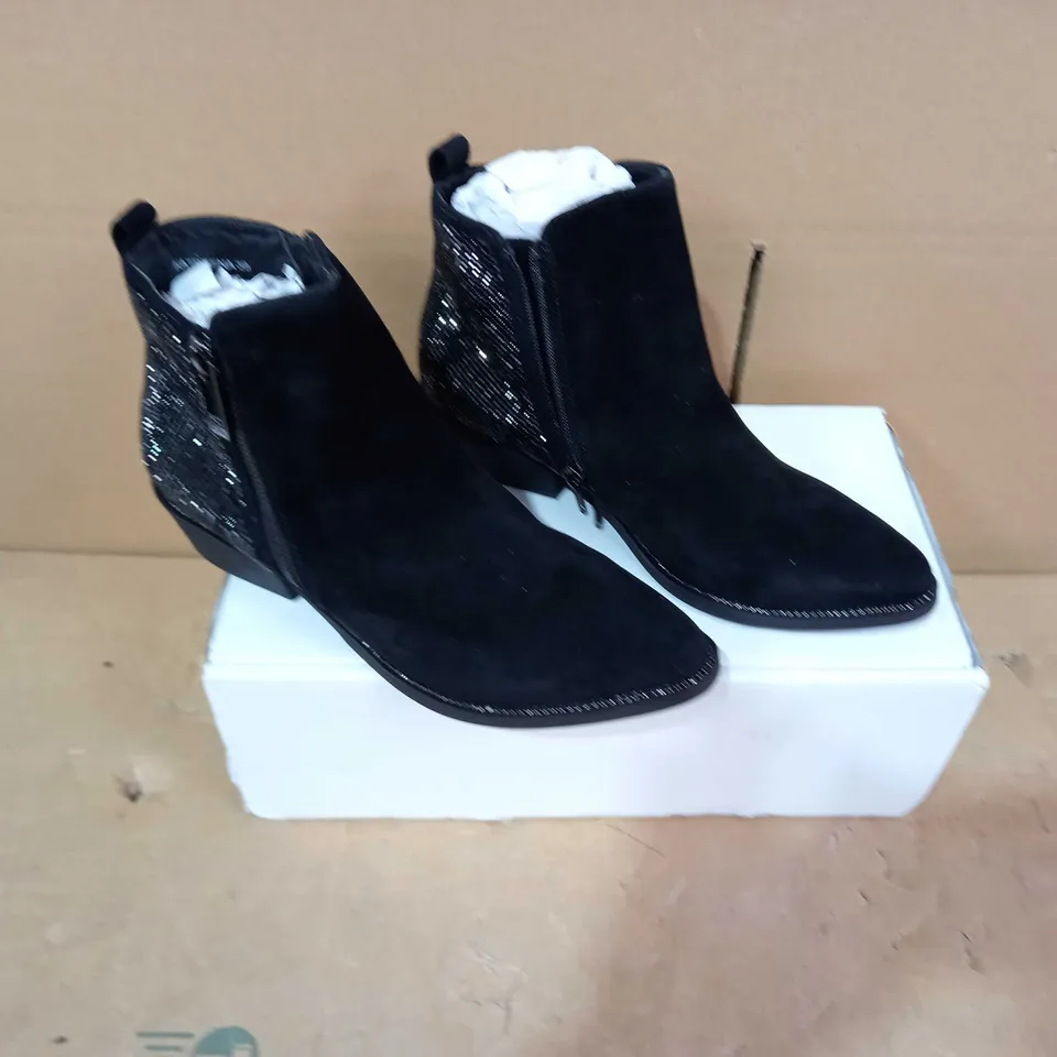 BOXED PAIR OF MODA IN PELLE BLACK BOOTS- SIZE 38