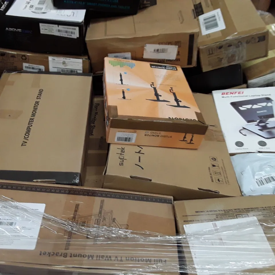 PALLET CONTAINING AN ASSORTMENT OF FULL TV AND MONITOR WALL MOUNT 