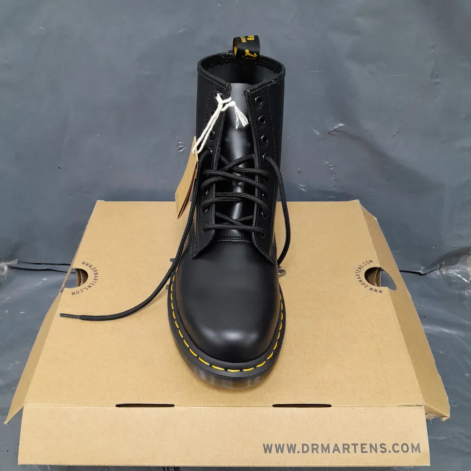 BOXED PAIR OF DR MARTENS ICONS SMOOTH BLACK BOOTS - 8