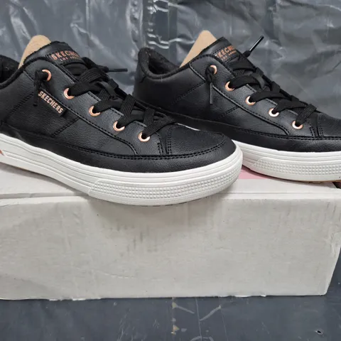 BOXED PAIR OF SKECHERS ARCADE TRAINERS IN BLACK SIZE 5.5
