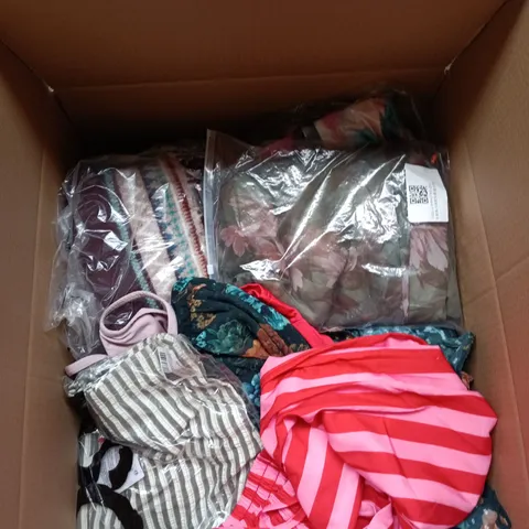 A BOX OF APROXIMATELY 25 VARIOUS WOMEN CLOTHING