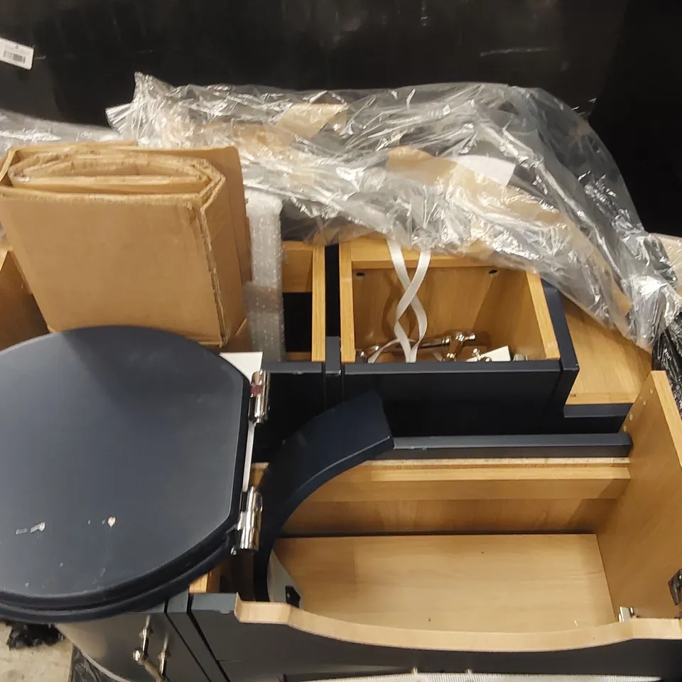 PALLET CONTAINING A LARGE QUANTITY OF BATHROOM FURNITURE PARTS INCLUDING: BATHROOM UNIT PARTS ECT