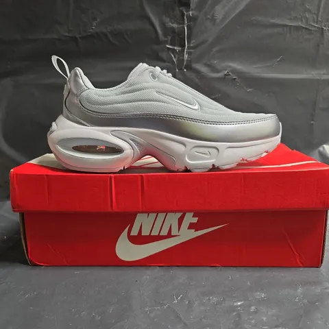BOXED PAIR OF NIKE AIR MAX PORTAL SE TRAINERS IN FOOTBALL GREY/WHITE /METALLIC SILVER SIZE UK 5
