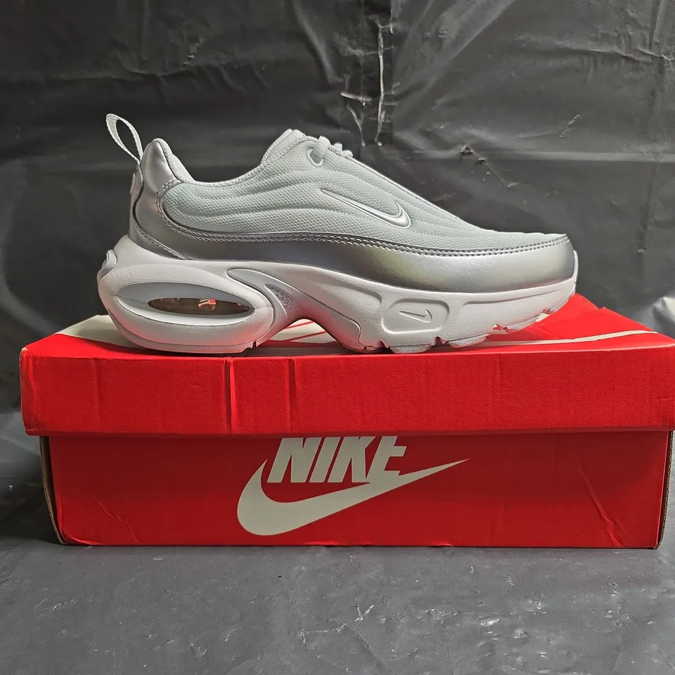 BOXED PAIR OF NIKE AIR MAX PORTAL SE TRAINERS IN FOOTBALL GREY/WHITE /METALLIC SILVER SIZE UK 5