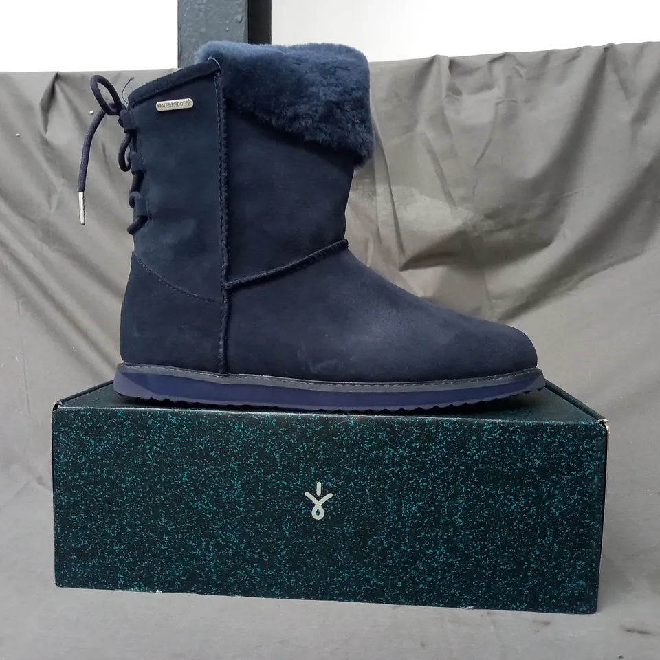 BOXED PAIR OF EMU AUSTRALIA BOOTS IN MIDNIGHT SIZE 9