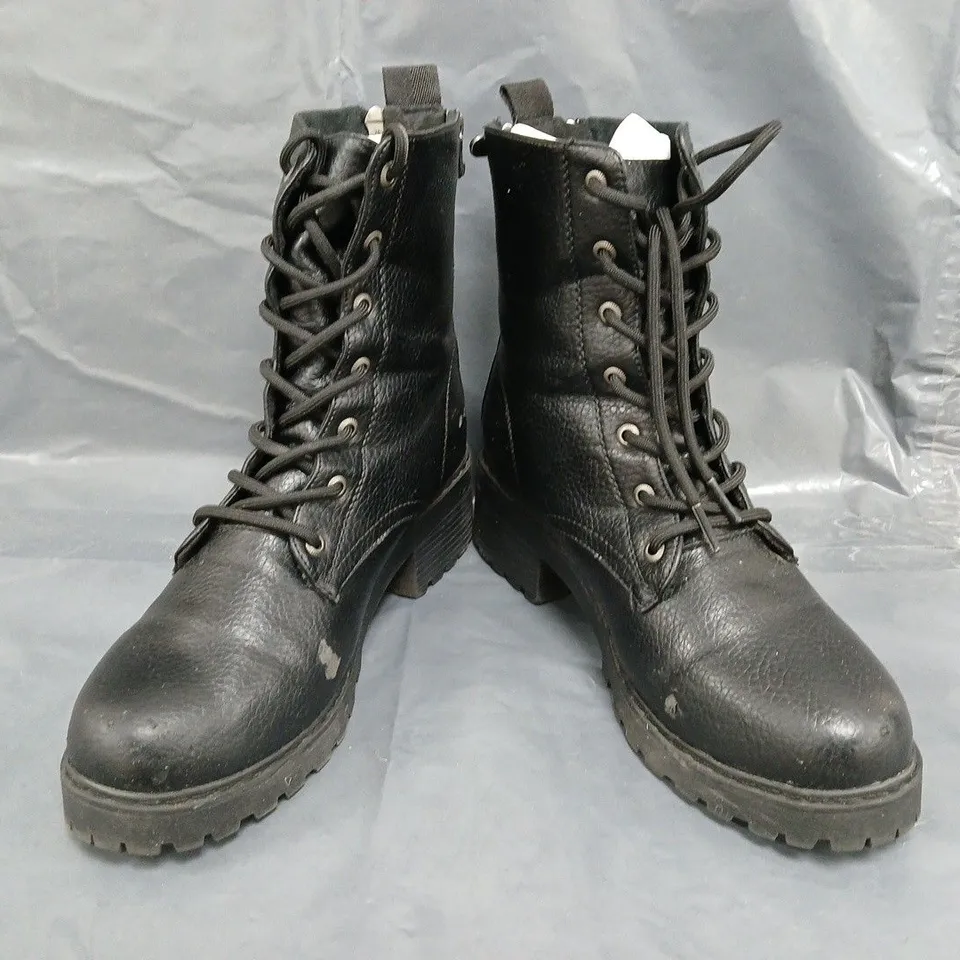 BOXED PAIR OF BLOWFISH MALIBU LACE UP BOOTS IN BLACK SIZE 7