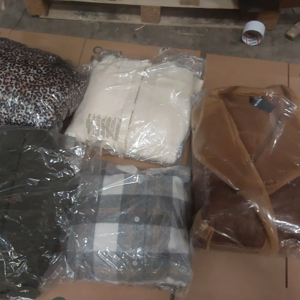 PALLET CONTAINING APPROXIMATELY 110x BRAND NEW ASSORTED DESIGNER CLOTHING ITEMS INCLUDING: SIMPLY BE JACKETS, JD WILLIAMS JACKETS ECT