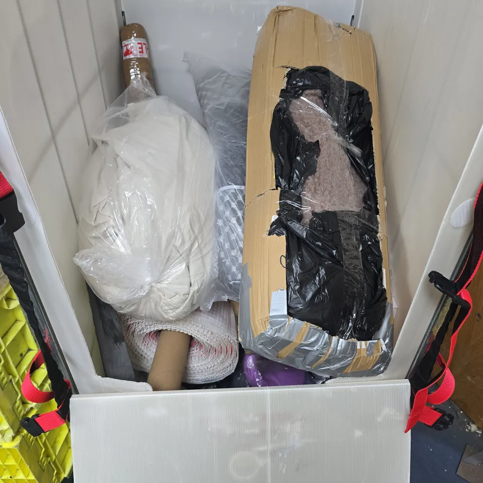 APPROXIMATELY 10 ASSORTED ITEMS TO INCLUDE KETTLEBELL, FLASH POWERMOP WIPE REFILLS, CAR PARTS, ETC
